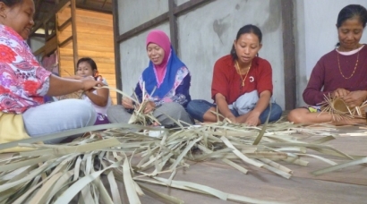 Masyarakat Kayong Lestarikan Lingkungan dengan Membuat Tikar Pandan
