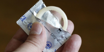 Kondom Sobek saat Memulai Hubungan Seks, Bisakah Tertular AIDS?