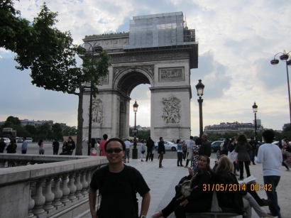 Mengenang Mereka yang Gugur di Arc de Triomphe, Paris