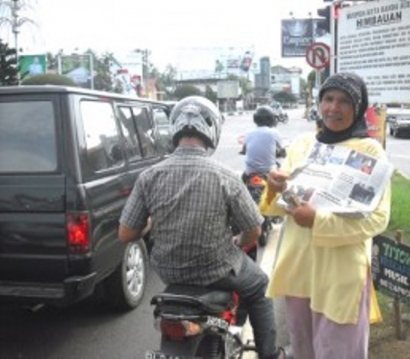 Ibu Penjual Koran yang Melindungi Masa Depan Anak