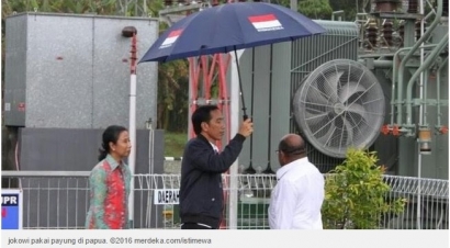 Teka-Teki di Balik Foto Jokowi Memayungi Gubernur Papua