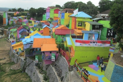 Kampung Warna Warni, Pola Pembangunan Wisata dari Bawah yang Tidak Bengis
