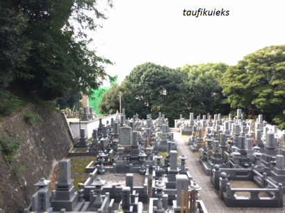 Merah dan Hitam: Antara Hidup dan Mati di Kuburan Jepang