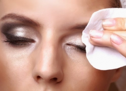 Sulit Menghapus Make-up Waterproof? Jangan Buru-buru Lakukan Ini