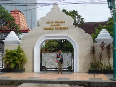 Napak Tilas "Wartawan Tanpa Bayaran" Ke Pemakaman Pangeran Diponegoro