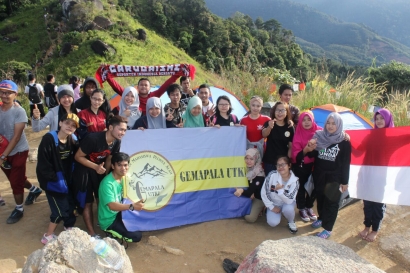 Menyambut Tahun Baru, 24 Mahasiswa UT Mengibarkan Bendera Indonesia di Bukit Broga Malaysia