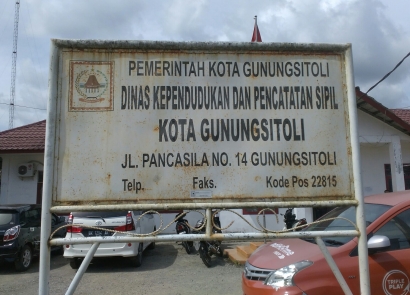 Angkernya Birokrasi: "Disdukcapil Kota Gunungsitoli Jl. Pancasila No. 14"