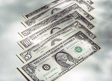 Dolar Terus Hantam Rivalnya Meskipun Masih dalam Kisaran Sempit
