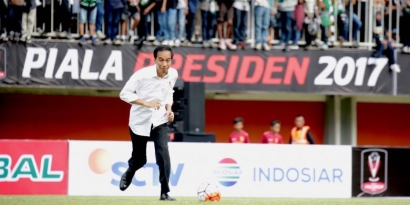 Jokowi dan Cara Menikmati Piala Presiden 2017