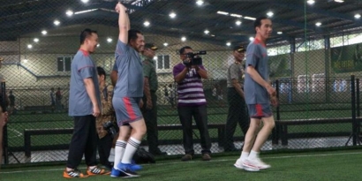 Lagi, Jokowi Balas Cuitan SBY dengan Main Futsal