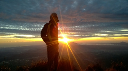 Gunung Sindoro, Melihat Golden Sunrise dari Puncak