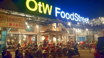 Nikmati Makan Malam dengan Sensasi Stasiun Tua di OTW Food Street Surabaya