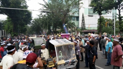 Kacamata Lain Kasus Becak Motor Vs Transportasi Online di Medan