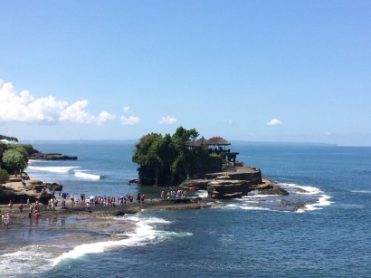 Tanah Lot: Pantai Batu Cadas Hitam di Bali