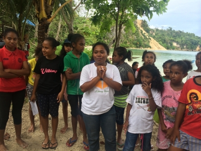 Mari Stop Buang Sampah Plastik di Laut dan Hutan - Anak-anak Papua di Pusat Belajar Kitong Bisa, Pulau Yapen