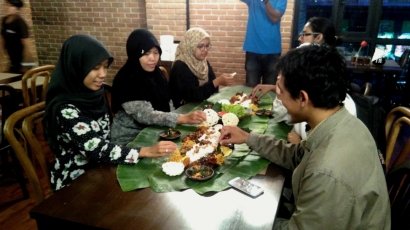 Nikmatnya Makan Sambil Kembulan di Kendi Indonesian Bistro