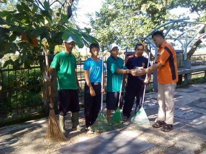 Komunitas Relawan Indonesia Sukabumi Bagi-bagi Nasi Bungkus