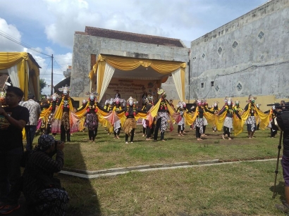 Pentas Kolosal "100 Penari Topeng" Resmikan Kampung Budaya Polowijen