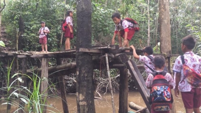 Siswa SDN Nanga Semalam Meniti Jembatan Kayu, Demi Bisa Bersekolah