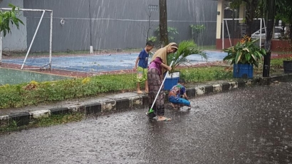 Mitos Main Hujan-hujanan Bikin Sakit