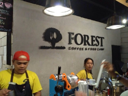 Menikmati Malam di Forest Coffee and Food Camp