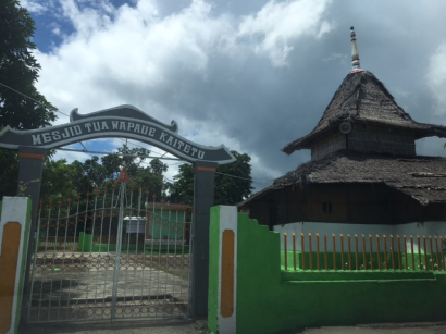 Di Balik Kelambu Masjid Wapaue Kaitetu yang Berusia 600 Tahun