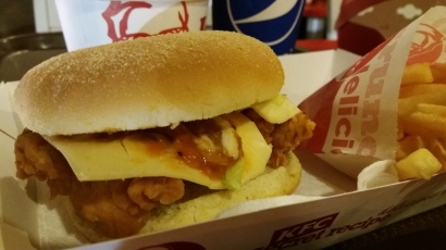 Bukan Pecinta Burger Jika Belum Mencicipi "Zuper Krunch" dari KFC?