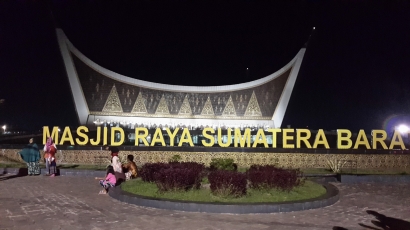 Salat Tarawih Bermandi Keringat di Masjid Raya Sumatera Barat