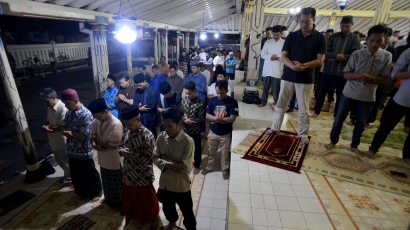 Shalat Tarawih Satu Masjid Dua Imam
