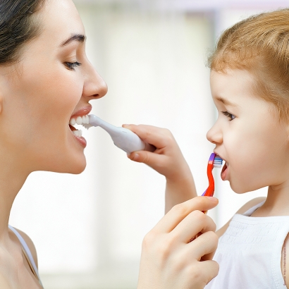 Cara Melatih Si Kecil untuk Rutin Menggosok Gigi!