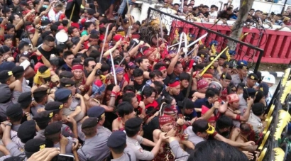 Pak Jokowi, Tindak Tegas Kelompok Anti-Pancasila Itu Perbuatan Bukan Perkataan