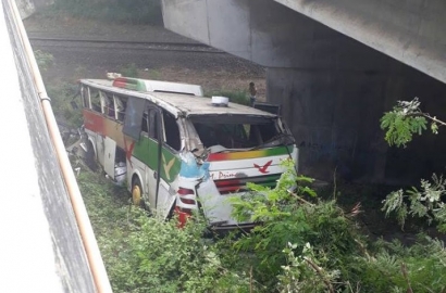 Saat Melintas Tol Jakarta-Merak, Waspada dengan Bus Pengantar Nyawa Ini!