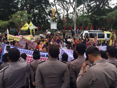 Anggota Sat Narkoba Terlibat dalam Pengamanan Aksi Unjuk Rasa di Depan Pendopo