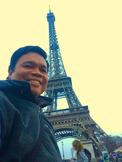Puisi|  Under the Eiffel Tower