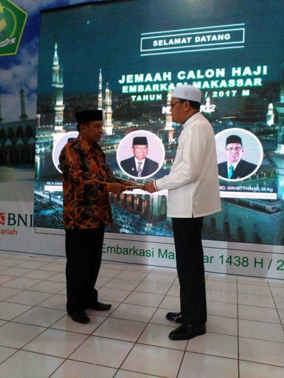 Bupati Nurdin Abdullah Serahkan JCH Kloter 2 Ke Ketua PPHI di Asrama Haji Sudiang