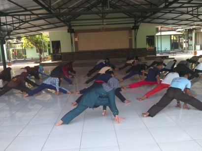 Anggota Saka Wira Kartika Kodim 0614 Kota Cirebon di Bekali Latihan Bela Diri Militer
