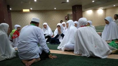 Lama BerIhram, Petugas TPIHI Kloter 2 UPG Beri Bimbingan Khusus Jemaah Haji Ifrad