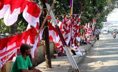 Deret Bendera di Pinggir Jalan sebagai Pengingat Rasa Indonesia