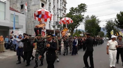 HUT RI Ke 72, TNI dan Polri Tandu Dua Pejuang Veteran
