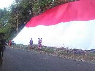 Bendera Merah Putih 20x40 M di Tanete Riaja Ramai Dijadikan Latar Berfoto Oleh Muda-Mudi