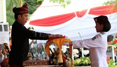Melihat Anomali "Politik Baju Adat" Jokowi
