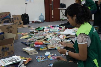 Mahasiswa Baru UPH Donasi Buku untuk Anak Indonesia