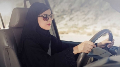 Raja Salman Akhirnya Membolehkan Wanita Saudi Menyetir Mobil
