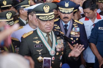 Jokowi Jalan Kaki Menuju Upacara HUT TNI, Panglima TNI Minta Maaf
