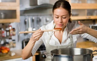 Bagaimana Cara Mencium Aroma dan Mencicipi Masakan yang Benar?