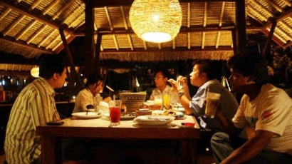 3 Tempat Makan Lesehan di Jakarta dengan Konsep Tak Biasa