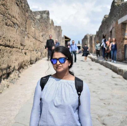 Untung Tak Seperti Pompeii, Pulang Berkacamata Sambil Menanti