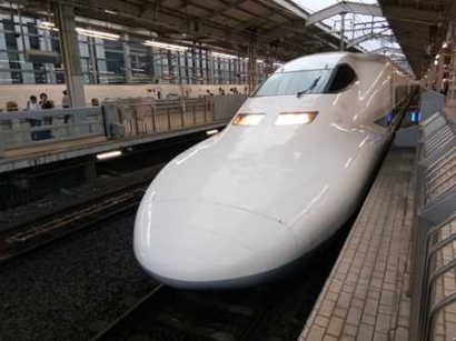 Sensasi Terbang di Atas Rel dengan Shinkansen