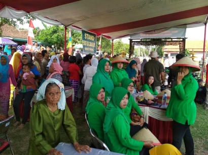 Warga Serbu Standar Pasar Murah Penutupan TMMD ke-100 di Desa Jungsemi
