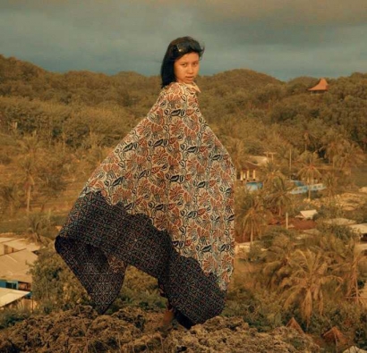 Mengibarkan Kain Batik Motif Walang Sinanding Jati di Pantai Ngobaran Gunungkidul